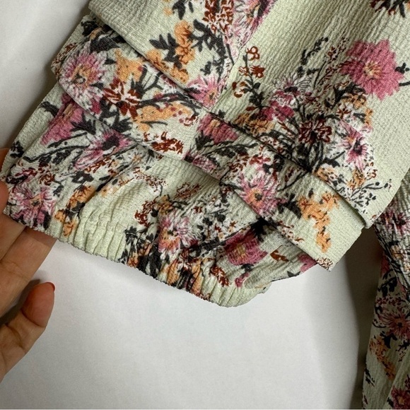 MELLODAY Light Mint Green Floral Print Button Front  Ruffle Sleeve Blouse - Picture 3 of 4